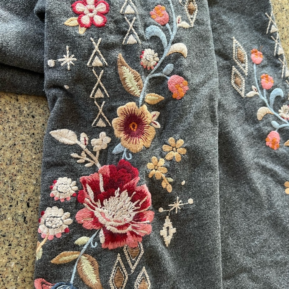NWT Johnny Was Gray Floral Embroidered Leggings